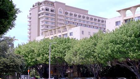 Пара находит третью, чтобы заниматься с ней анальным сексом