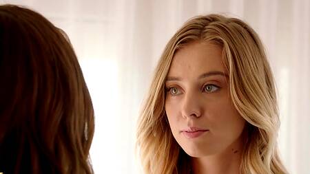 Пара находит третью, чтобы заниматься с ней анальным сексом