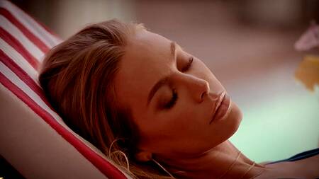 Накаченный массажист пялит стройную блондинку крупным планом