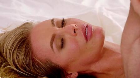 Накаченный массажист пялит стройную блондинку крупным планом