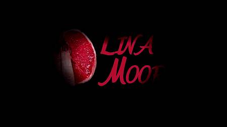 Худенькая сучка присовывает в пизду бутылку из под шампанского