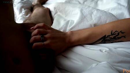 Утренний трах с блондинкой окончился извержением спермы ей на живот