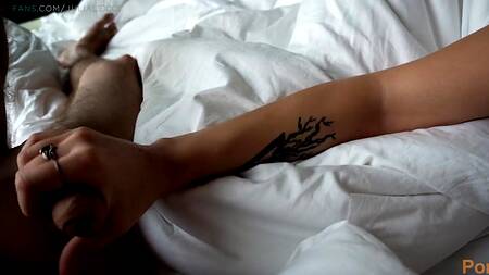 Утренний трах с блондинкой окончился извержением спермы ей на живот