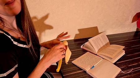 Проникновение члена крупным планом в мокрую щель русской девице