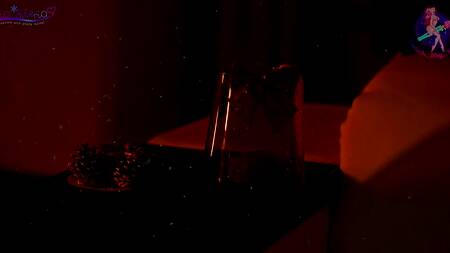 Красивый лесбийский секс со страпоном в новогоднюю ночь