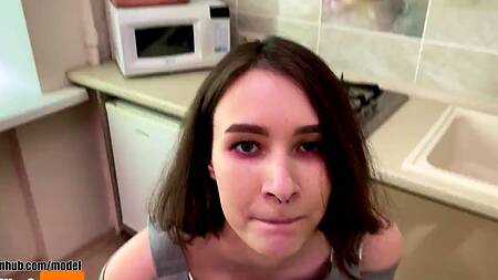 Грудастая молодуха сладко кончает на члене парня от первого лица