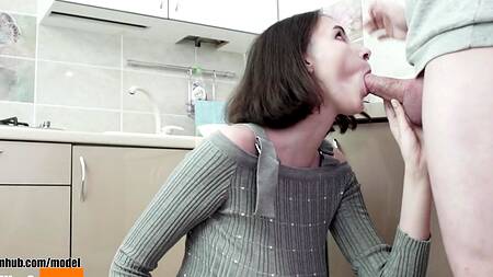 Грудастая молодуха сладко кончает на члене парня от первого лица