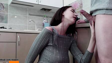 Грудастая молодуха сладко кончает на члене парня от первого лица