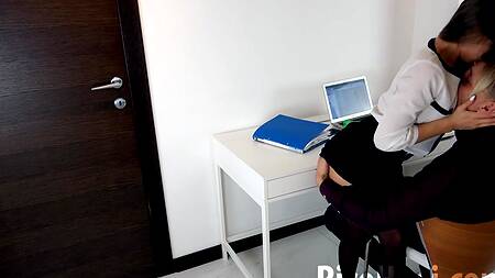 Сексапильная секретарша строчит минет начальнику в его кабинете