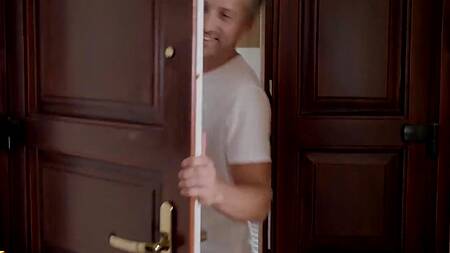 Благодарные туристки развлекаются с парнем, починившим их машину