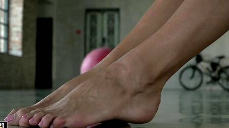 Тренера возбуждают красивые ноги блондинки и он начинает их лизать