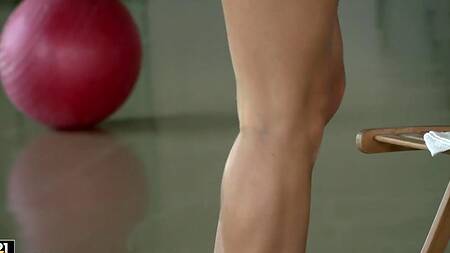 Тренера возбуждают красивые ноги блондинки и он начинает их лизать