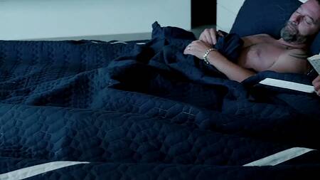 Муж спит, а жена в латексе трахается с его другом