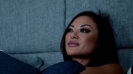 Муж спит, а жена в латексе трахается с его другом