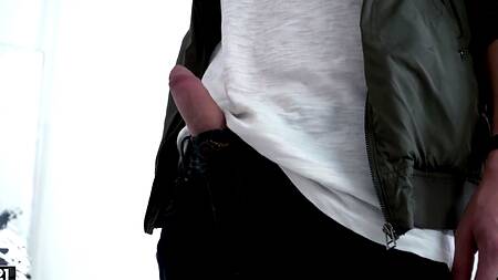 Секретаршу на работе трахает стажер с боссом