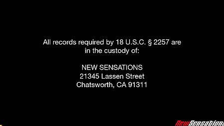 Красивая брюнетка соблазняет на секс на кухне