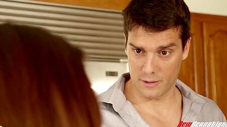 Красивая брюнетка соблазняет на секс на кухне