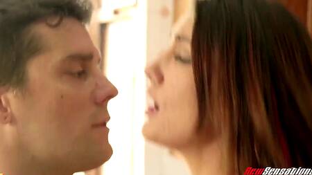 Красивая брюнетка соблазняет на секс на кухне