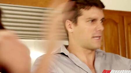 Красивая брюнетка соблазняет на секс на кухне