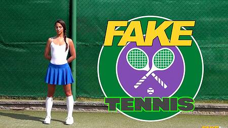 Молоденька теннисистка после тренировки развлекается с двумя парнями