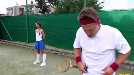 Молоденька теннисистка после тренировки развлекается с двумя парнями