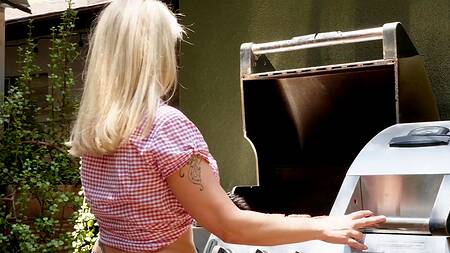 Пригласил друга на хот-доги, а он поимел белокурую жену