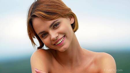 Худышка в зеленом купальнике игриво позирует