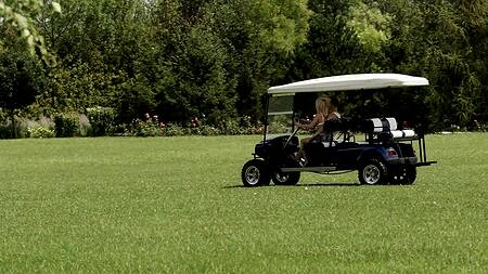 Повез девушку играть в гольф и поимел её в попку на природе