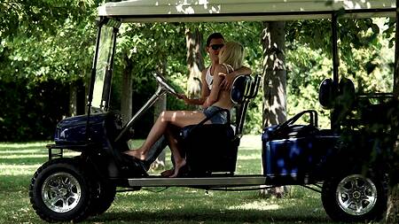 Повез девушку играть в гольф и поимел её в попку на природе