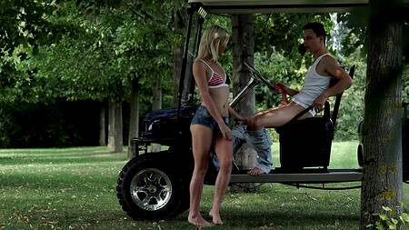 Повез девушку играть в гольф и поимел её в попку на природе