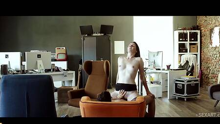 Парень на работе наслаждается сексом с жаркой коллегой