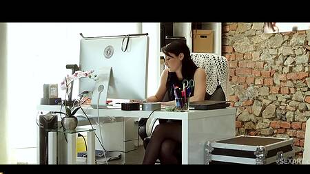 Парень на работе наслаждается сексом с жаркой коллегой