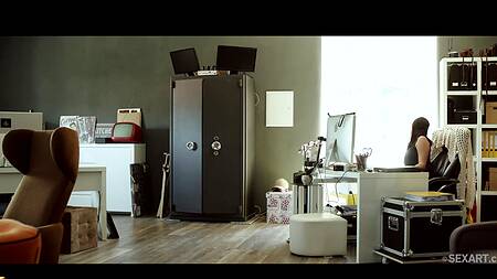 Парень на работе наслаждается сексом с жаркой коллегой