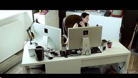 Парень на работе наслаждается сексом с жаркой коллегой