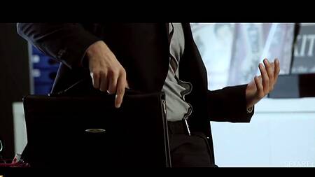 Парень на работе наслаждается сексом с жаркой коллегой