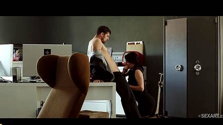 Парень на работе наслаждается сексом с жаркой коллегой