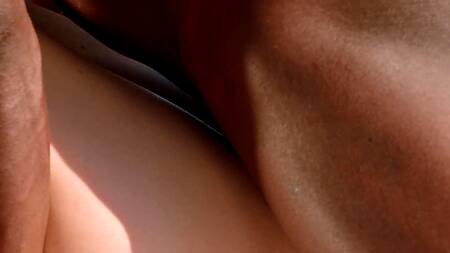 Блондинка на отдыхе наслаждается большим черным членом