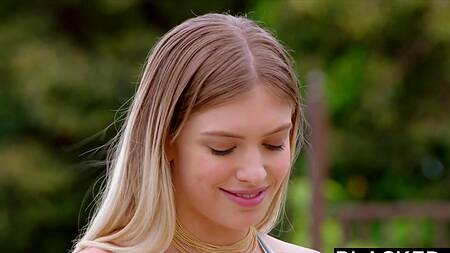 Блондинка соблазняет на секс черного соседа