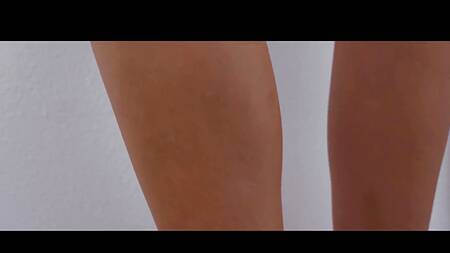 Худая красотка в шикарном белье насаживается на член