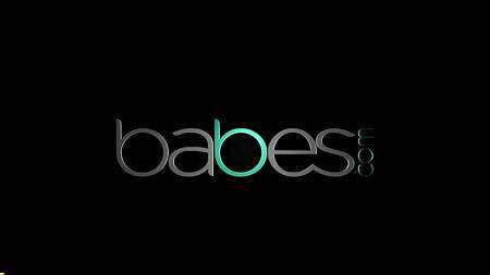 Модель в белье возбуждает девушку фотографа