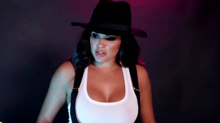 Модель в белье возбуждает девушку фотографа