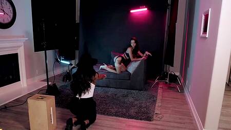 Модель в белье возбуждает девушку фотографа