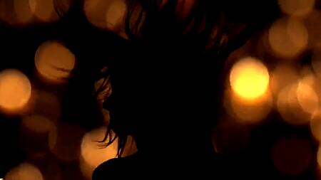 Блондинка примеряет новые чулки и мастурбирует