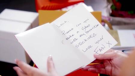 Блондинка примеряет новые чулки и мастурбирует