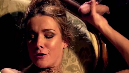 Красотки в особняке снимаются в порно и страстно ебутся