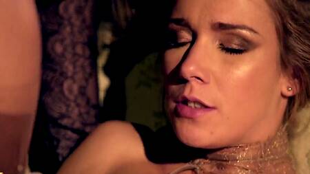 Красотки в особняке снимаются в порно и страстно ебутся