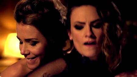 Красотки в особняке снимаются в порно и страстно ебутся