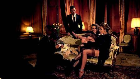 Красотки в особняке снимаются в порно и страстно ебутся