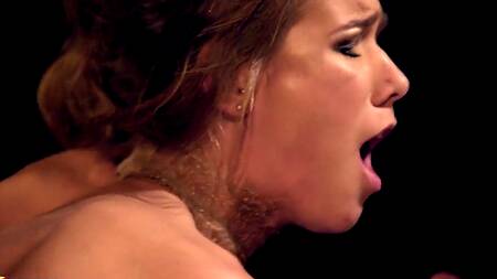 Красотки в особняке снимаются в порно и страстно ебутся