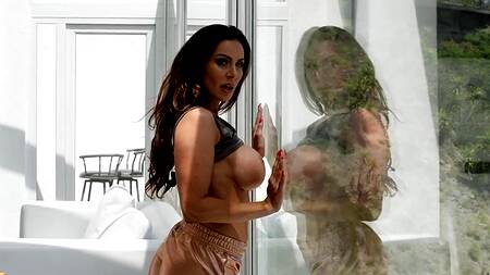 Милфа слишком сексуальна, она вынуждает тренера её поиметь